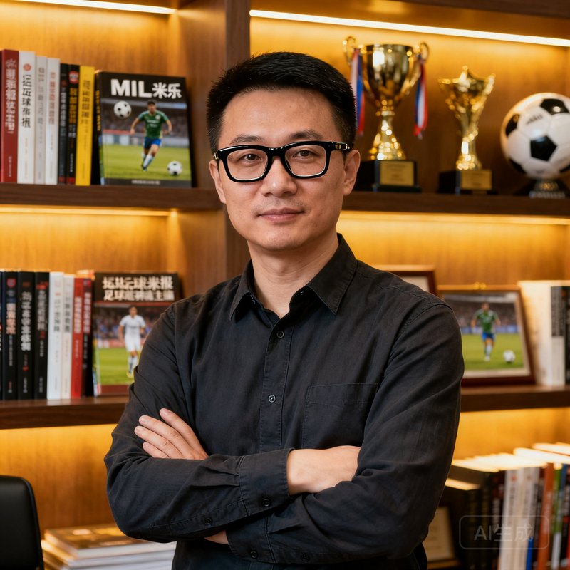 MILE米乐创始人张远帆，前体坛周报国际足球主编，戴黑框眼镜，穿深色衬衫，在办公室书架前双臂交叉站立